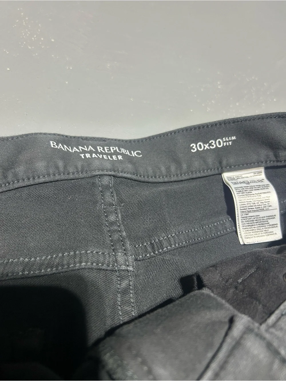 Banana Republic Traveler Dark Gray / Black Slim Fit Pants (Men’s Size 30W x 30L)